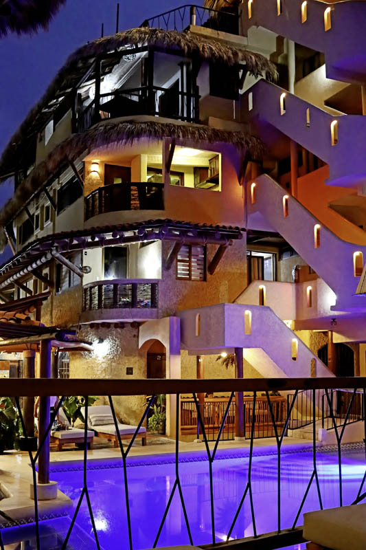 Alberca y hotel durante la noche