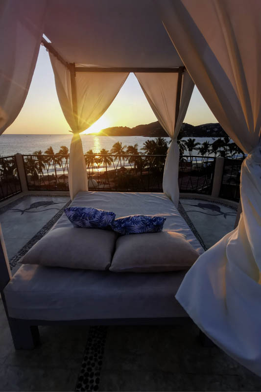 Camastro de la terraza del Penthouse durante el ocaso